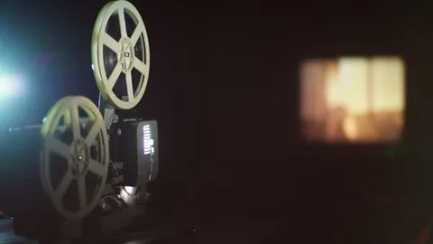 展映影片《夜行列车》海报，列车窗外的流动光影